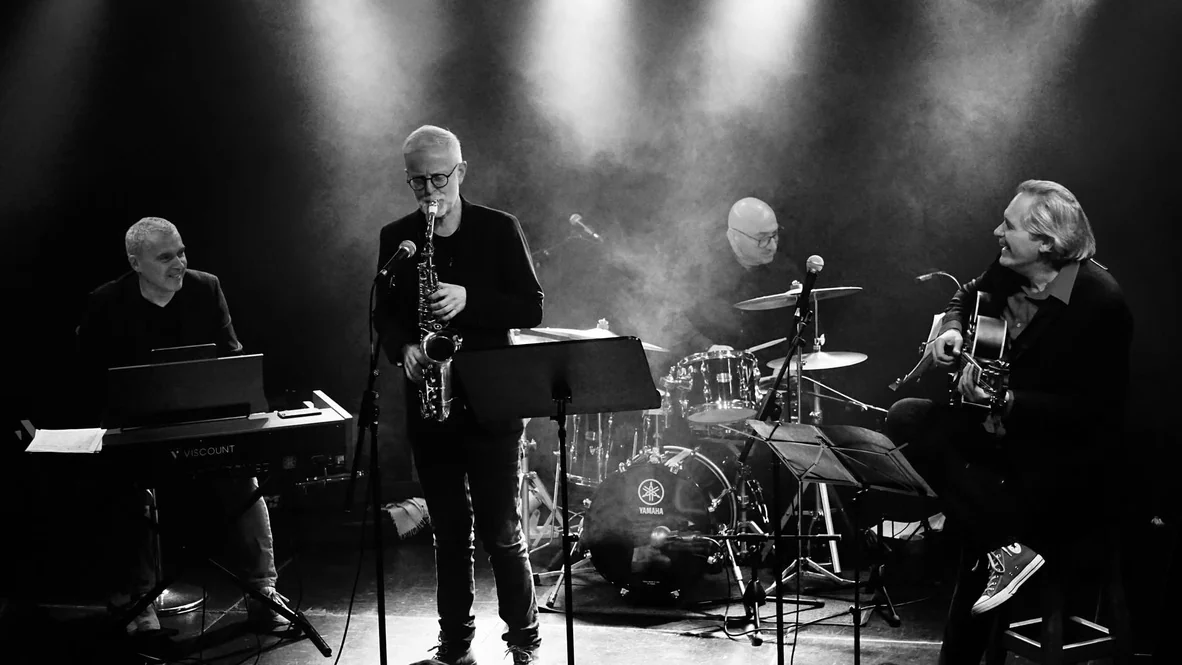 Ulli Jünemann live auf der Bühne – Jazzmusiker und Online Marketing Mainz für Musik und Kultur